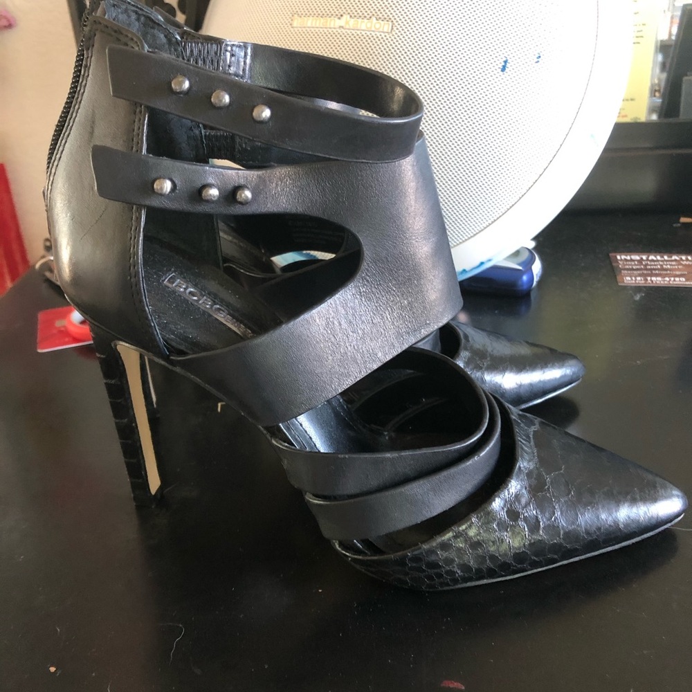 Black BCBG high heeled pumps